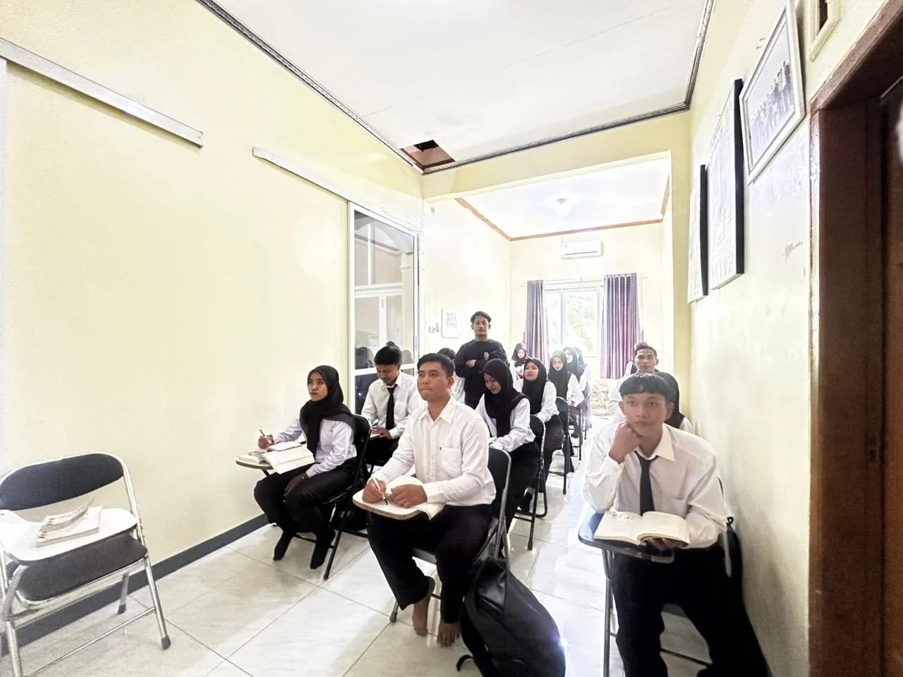 Kegiatan bersama siswa di lapangan